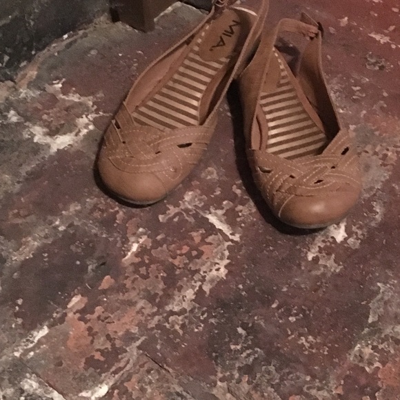 Size 11W brown flats. - Picture 3 of 5